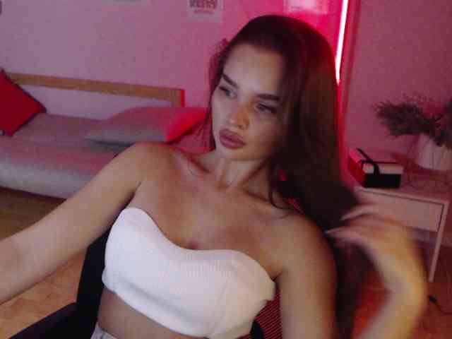 MikaelaBanes webcam