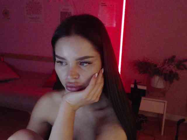 MikaelaBanes webcam