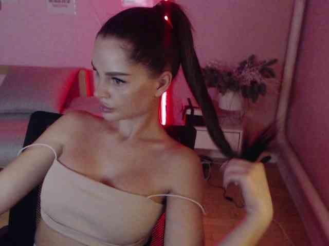 MikaelaBanes webcam