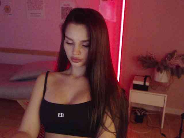MikaelaBanes webcam