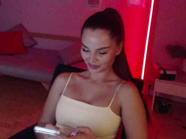 MikaelaBanes webcam