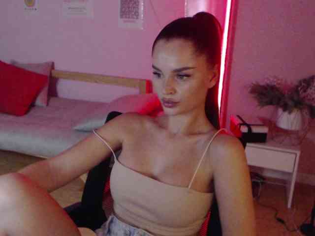 MikaelaBanes webcam