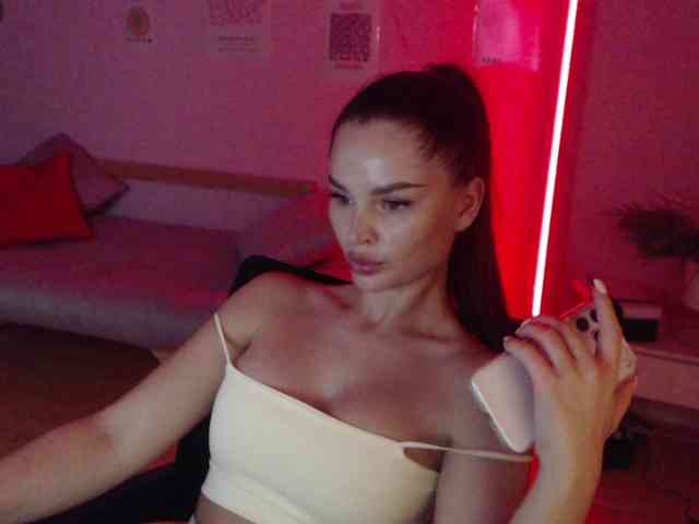 MikaelaBanes webcam