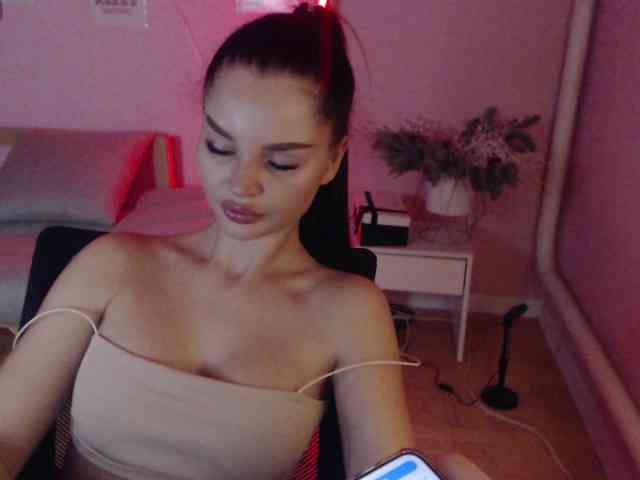 MikaelaBanes webcam