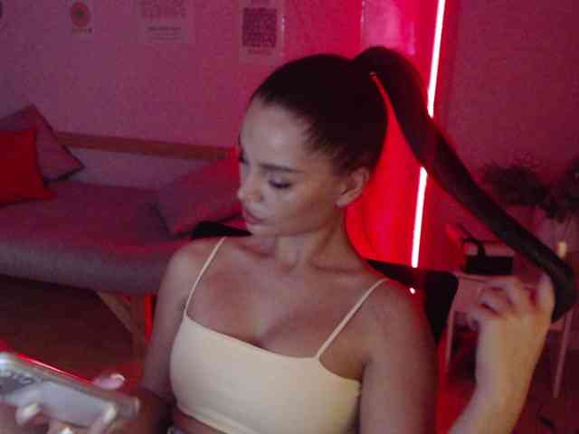 MikaelaBanes webcam
