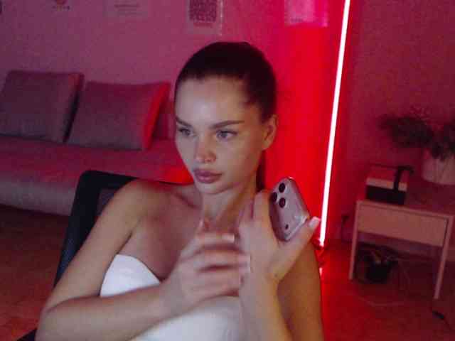 MikaelaBanes webcam