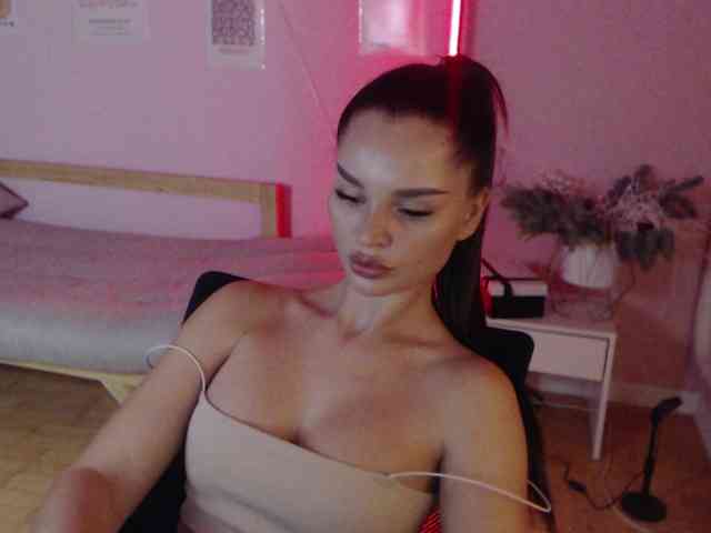 MikaelaBanes webcam