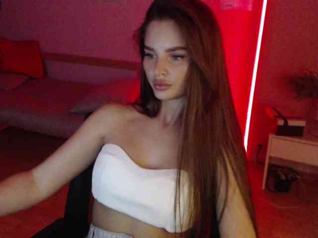 MikaelaBanes webcam