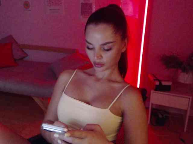 MikaelaBanes webcam