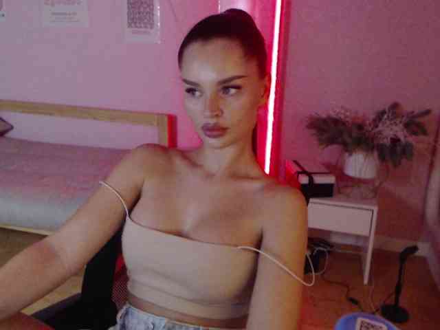 MikaelaBanes webcam