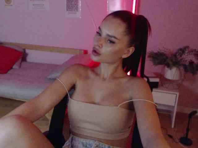 MikaelaBanes webcam