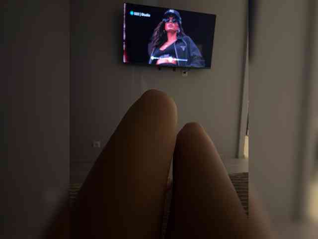 MikaelaBanes webcam