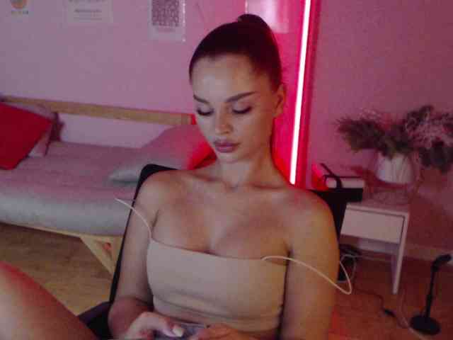 MikaelaBanes webcam