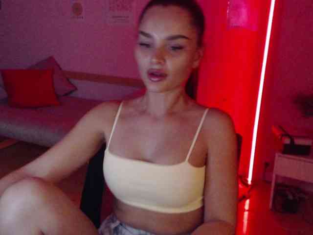MikaelaBanes webcam