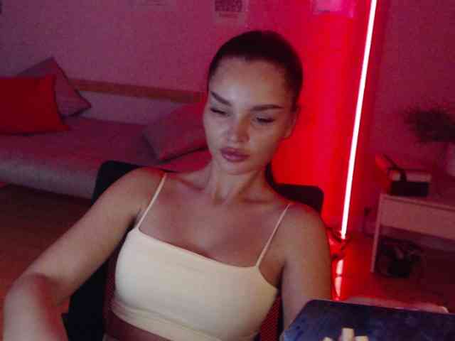 MikaelaBanes webcam