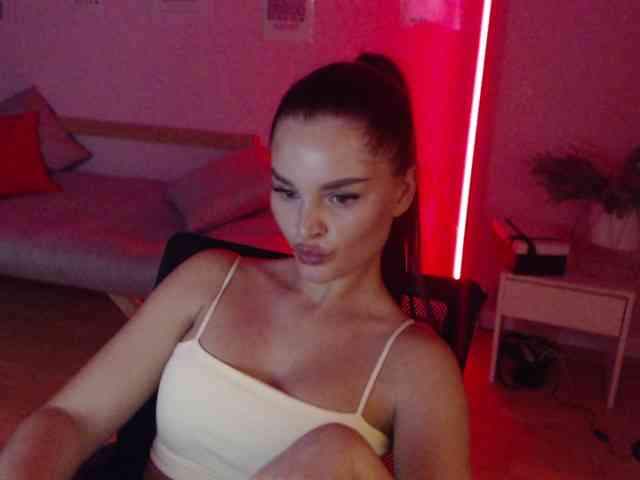 MikaelaBanes webcam