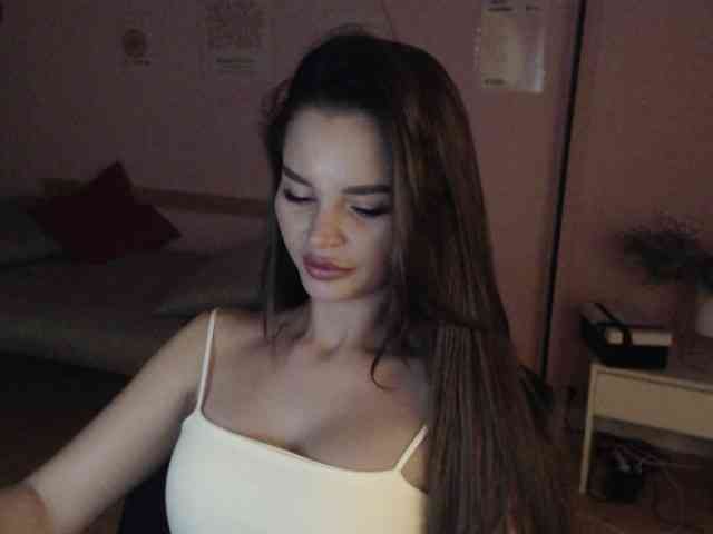MikaelaBanes webcam