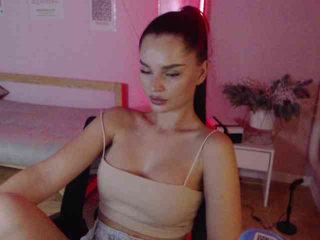 MikaelaBanes webcam