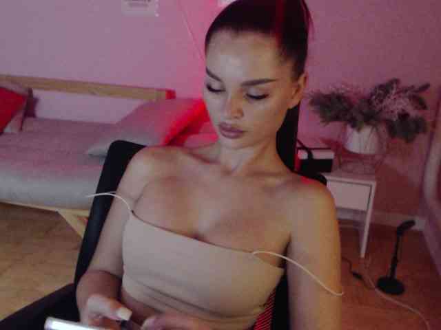 MikaelaBanes webcam