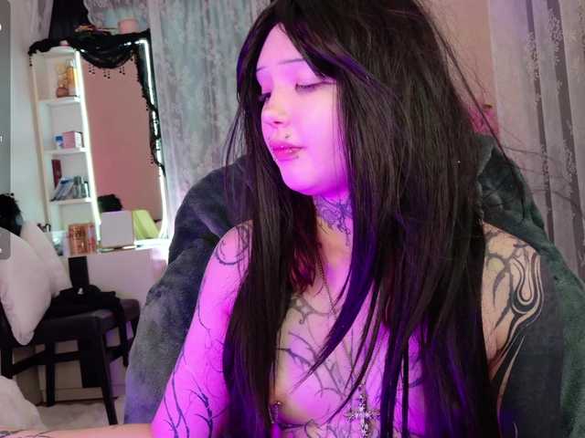 Leinbone's BongaCams show and profile