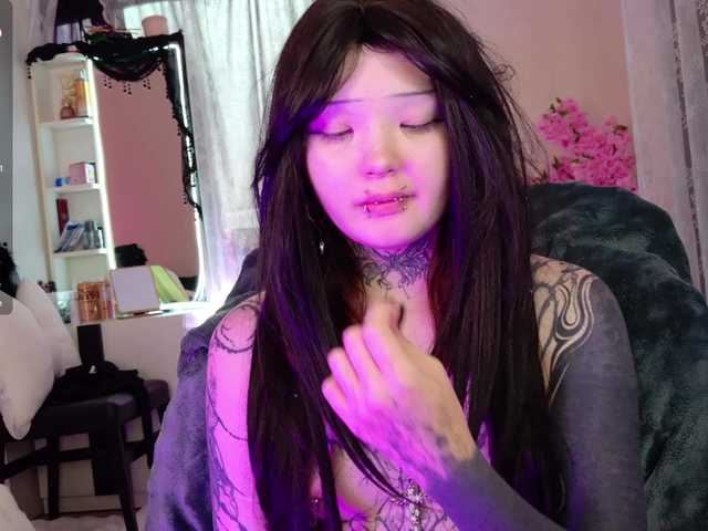 Leinbone's BongaCams show and profile