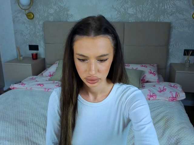 SnowWhiteee live cam preview