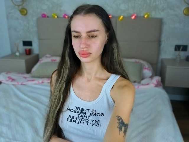SnowWhiteee live cam on BongaCams
