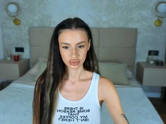 SnowWhiteee live cam on BongaCams