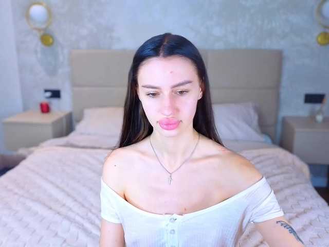 SnowWhiteee live cam on BongaCams