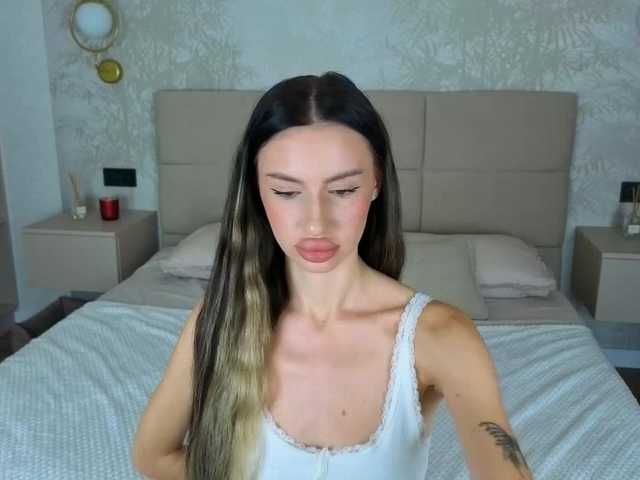 SnowWhiteee live cam on BongaCams