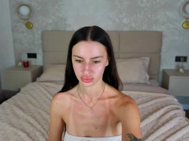 SnowWhiteee live cam on BongaCams