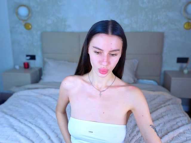 SnowWhiteee live cam on BongaCams