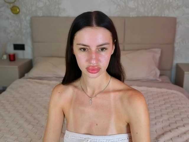 SnowWhiteee live cam on BongaCams