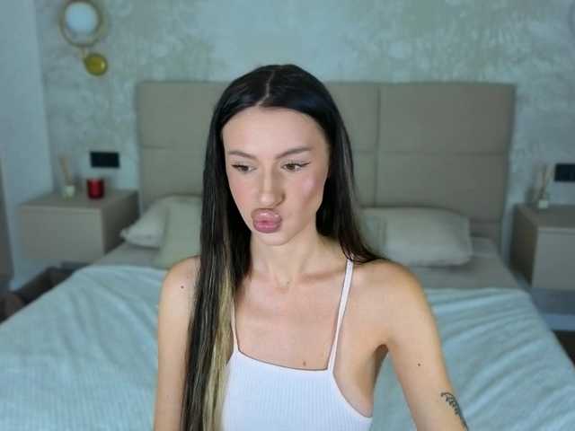 SnowWhiteee live cam on BongaCams