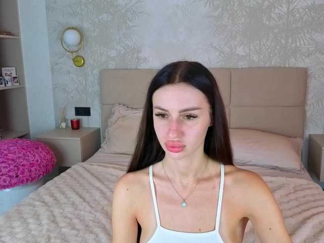 SnowWhiteee live webcam show