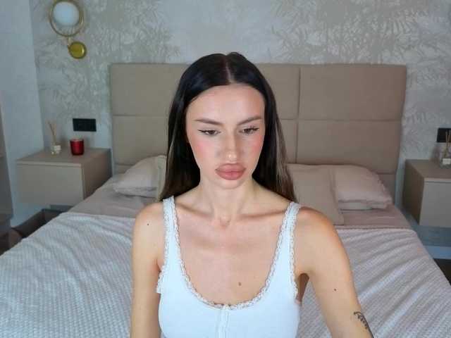 SnowWhiteee live cam on BongaCams