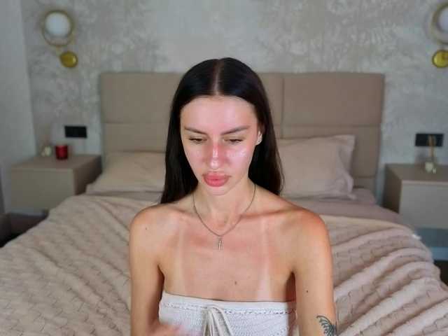 SnowWhiteee live cam on BongaCams