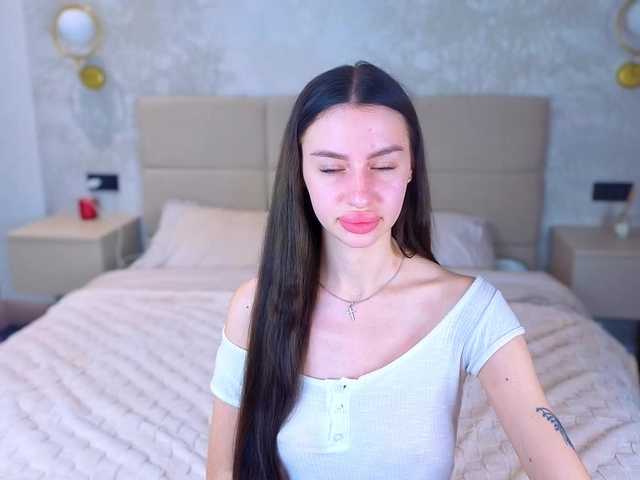 SnowWhiteee live cam on BongaCams