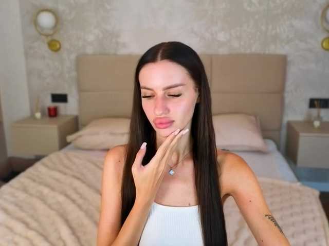 SnowWhiteee live cam on BongaCams