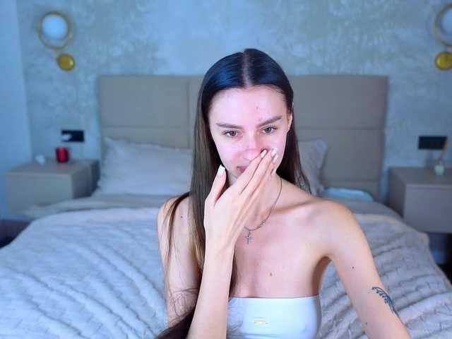 SnowWhiteee live cam on BongaCams