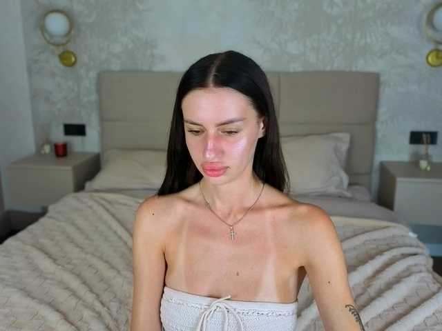 SnowWhiteee live cam on BongaCams