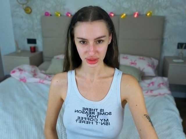 SnowWhiteee live cam on BongaCams
