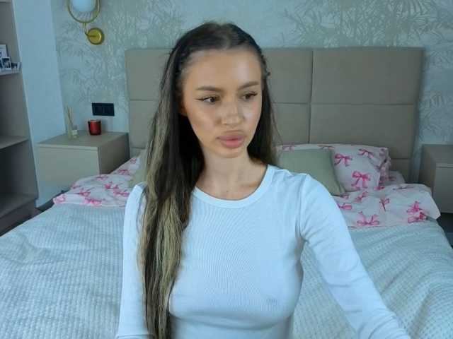 SnowWhiteee live cam on BongaCams