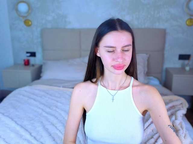 SnowWhiteee live cam on BongaCams