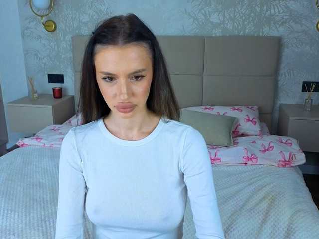 SnowWhiteee live cam preview