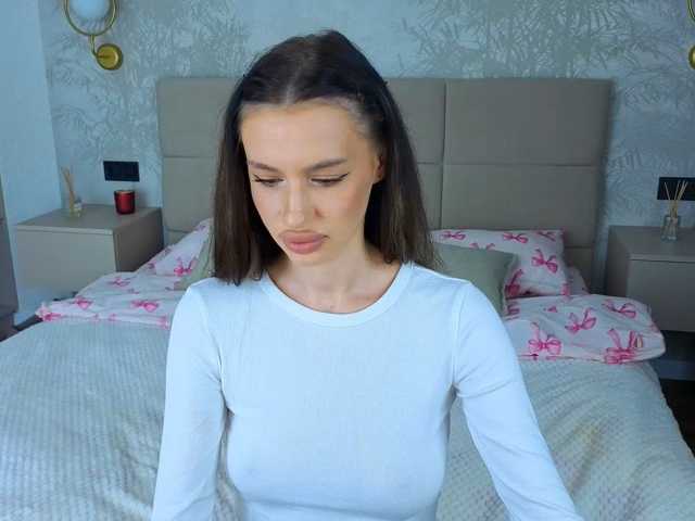 SnowWhiteee live cam preview