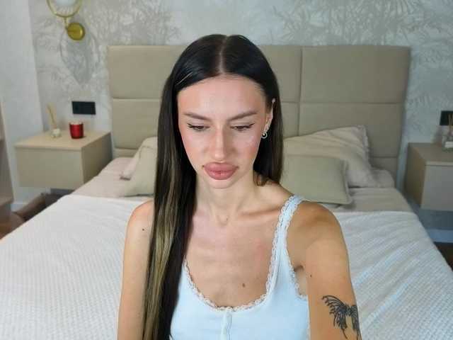 SnowWhiteee live cam preview