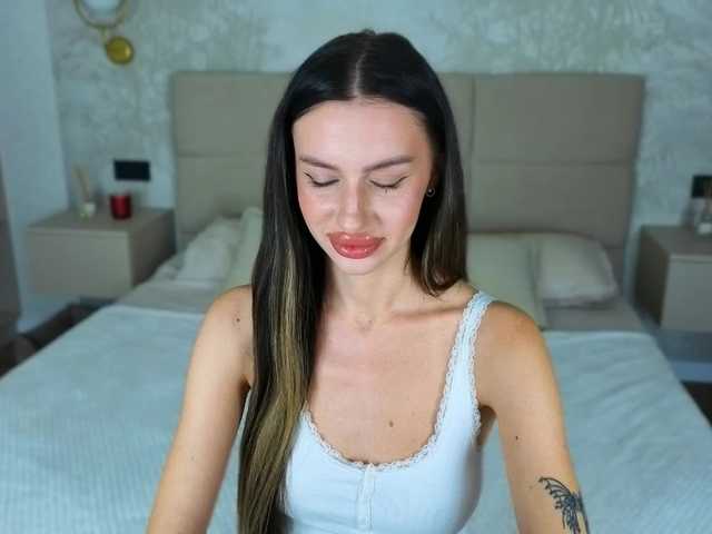 SnowWhiteee live cam preview