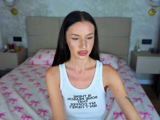 SnowWhiteee live cam on BongaCams
