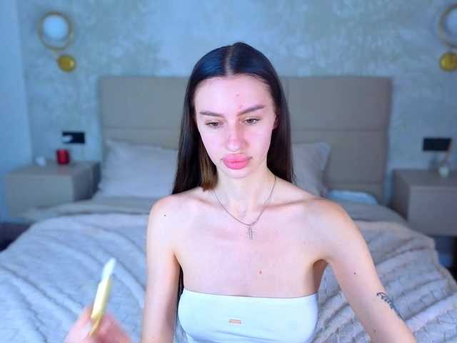 SnowWhiteee live cam on BongaCams